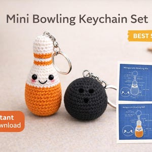 Puede incluir: Un juego de mini llaveros de bolos de ganchillo. El juego incluye un bollo blanco y naranja con una cara sonriente y una bola de bolos negra, ambos con llaveros. La imagen tambi&eacute;n muestra un diagrama estilo plano. El texto dice "Mini Bowling Keychain Set" y "Best Seller".