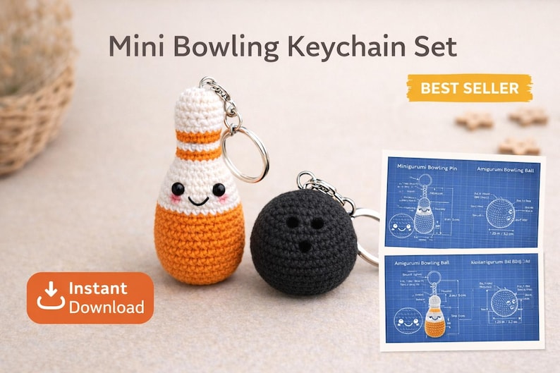 Puede incluir: Un juego de mini llaveros de bolos de ganchillo. El juego incluye un bollo blanco y naranja con una cara sonriente y una bola de bolos negra, ambos con llaveros. La imagen tambi&eacute;n muestra un diagrama estilo plano. El texto dice "Mini Bowling Keychain Set" y "Best Seller".