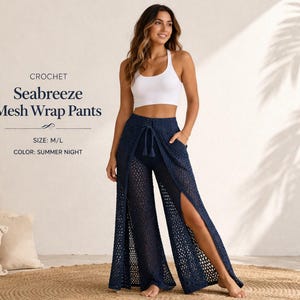 Puede incluir: Pantalones de malla de crochet azul marino Seabreeze con cintura con cordón y aberturas laterales. Los pantalones se combinan con un top blanco. El texto de la imagen dice "Seabreeze Mesh Wrap Pants" y "Color: Summer Night".