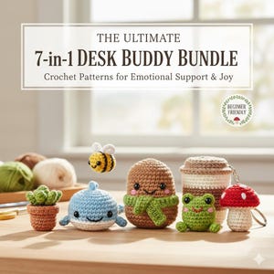 Op de afbeelding: Een verzameling van zeven gehaakte bureauvriendjes, waaronder een bij, een dolfijn, een aardappel, een koffiekopje, een kikker, een paddenstoel en een vetplant. De tekst luidt "THE ULTIMATE 7-in-1 DESK BUDDY BUNDLE Crochet Patterns for Emotional Support & Joy."