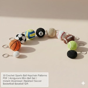 Może przedstawiać: Kolekcja dziesięciu szydełkowych breloków do kluczy w kształcie piłek sportowych, w tym koszykówki, piłki nożnej, baseballu i czarnej kuli z numerem 8. Każdy brelok jest wykonany ze szczegółowymi ściegami i ma srebrny brelok.