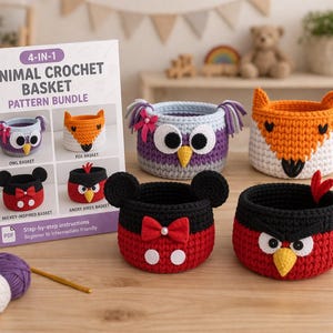 Pode incluir: Uma coleção de cestos de animais de crochê feitos à mão, incluindo desenhos de coruja, raposa, inspirados em Mickey Mouse e Angry Birds. Os cestos são de várias cores e tamanhos, com um livro de padrões no fundo. O livro tem o texto "4-IN-1 ANIMAL CROCHET BASKET PATTERN BUNDLE".