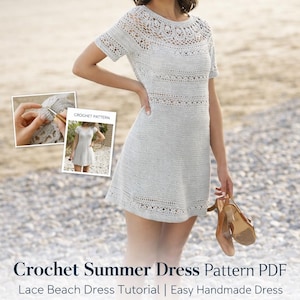Puede incluir: Un vestido de verano de ganchillo gris claro con un diseño de encaje, mangas cortas y cuello redondo. El vestido llega a la rodilla y se modela en una playa. La imagen también incluye una pequeña foto del patrón de ganchillo y las palabras "Descarga instantánea".