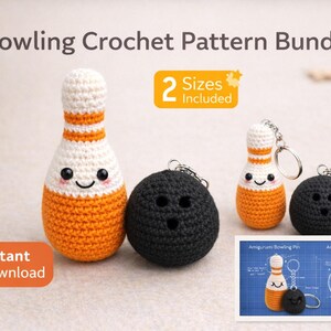 Puede incluir: Un paquete de patrones de crochet con amigurumi con tem&aacute;tica de bolos. La imagen muestra un bollo grande, una bola de bolos y un llavero de bollo m&aacute;s peque&ntilde;o, todo en blanco y naranja. El texto "Bowling Crochet Pattern Bundle" est&aacute; en la parte superior.