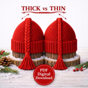 Può includere: Due berretti invernali rossi lavorati a maglia con un dettaglio a treccia e nappina, presentati su fette di legno con neve finta. L'immagine include il testo "THICK vs THIN" e un badge "PDF Digital Download", suggerendo un modello o tutorial.