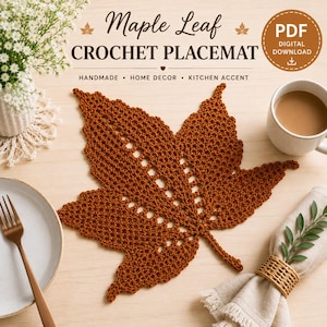 Può includere: Una tovaglietta all'uncinetto color ruggine a forma di foglia d'acero con venature traforate. L'immagine include il testo Maple Leaf CROCHET PLACEMAT, PDF DIGITAL DOWNLOAD, HANDMADE, HOME DECOR, KITCHEN ACCENT, una tazza bianca, una forchetta e un tovagliolo.