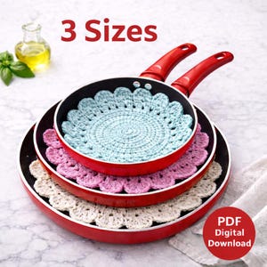 Peut inclure: Trois poêles rouges empilées, chacune avec un napperon crocheté de couleur différente à l'intérieur. Les napperons sont bleu clair, rose et crème. Le texte de l'image indique "3 Sizes" et "PDF Digital Download".