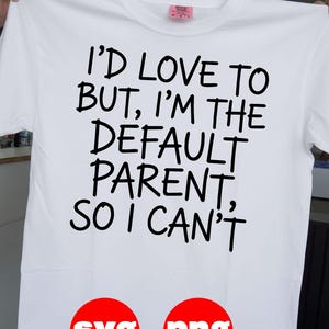 以下が含まれることがあります： 「I'D LOVE TO BUT, I'M THE DEFAULT PARENT, SO I CAN'T」の黒い文字がプリントされた白いTシャツ。シャツには、白で「svg」と「png」と書かれた2つの赤い円も付いています。