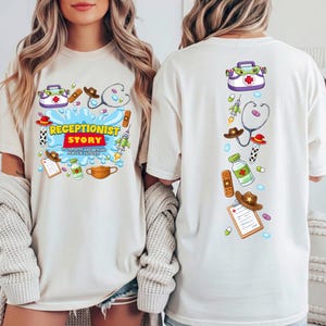 Könnte beinhalten: Ein cremefarbenes T-Shirt mit einem Grafikdruck. Die Vorderseite zeigt den Text RECEPTIONIST STORY TO INFINITY AND BEYOND FOR OUR PATIENTS, umgeben von medizinischen und weltraumbezogenen Symbolen. Die Rückseite zeigt diese Symbole vertikal.