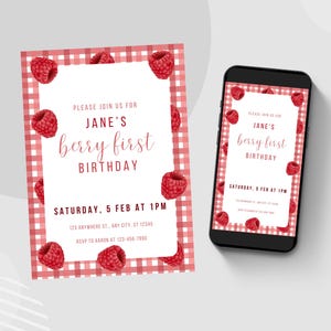 Puede incluir: Una invitación de cumpleaños y un teléfono inteligente muestran el mismo diseño. La invitación y la pantalla del teléfono tienen un fondo blanco con frambuesas rojas y un borde de cuadros rojos. El texto dice "Jane's berry first birthday."