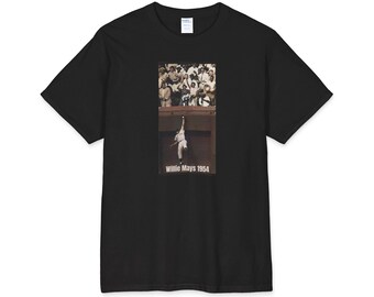 ウィリー・メイズ 1954年キャッチTシャツ | ヴィンテージ野球外野の瞬間