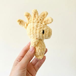 Peluche de monstruo amarillo grueso hecho a mano / Amigurumi de alienígena soleado y adorable / Mascota de escritorio kawaii / Regalo suave y blandito para abrazar / Decoración Weirdcore