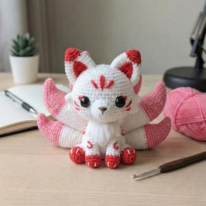 Peluche de zorro de nueve colas de ganchillo hecho a mano / Juguete amigurumi kitsune / Decoración de anime kawaii Yokai / Regalo único de animal mítico