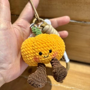 Cute Goofy Pumpkin Plush Keychain, Adorable Fall Doll Bag Charm, Kawaii Halloween Gift, Miniature Squishy Toy for Purse