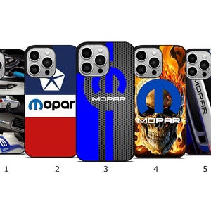 Könnte beinhalten: Fünf Handyhüllen mit Automotiv-Designs. Die Hüllen zeigen das Mopar-Logo, Autografiken und eine Totenkopf-Grafik. Die Farbpalette umfasst Blau, Rot, Weiß und Schwarz.