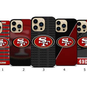 Puede incluir: Una colección de cinco fundas para teléfono con el logotipo de los 49ers de San Francisco. Las fundas muestran varios diseños, incluyendo un patrón de campo de fútbol, un efecto de semitono y el logotipo del equipo sobre un fondo negro y rojo. Cada funda tiene el texto "49ERS".