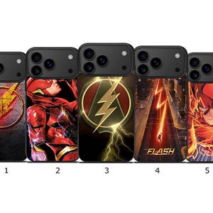 Könnte beinhalten: Fünf schwarze Handyhüllen mit The Flash. Jede Hülle zeigt ein anderes Design, darunter das Flash-Logo, eine Comic-Illustration und das Wort "FLASH". Die Hüllen sind für Smartphones konzipiert.