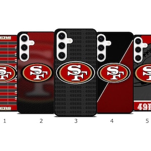 Könnte beinhalten: Fünf Handyhüllen mit dem Logo der San Francisco 49ers. Die Designs umfassen ein Footballfeld, einen Farbverlauf und den Teamnamen. Jede Hülle hat ein rot-goldenes Farbschema, mit dem 'SF'-Logo.