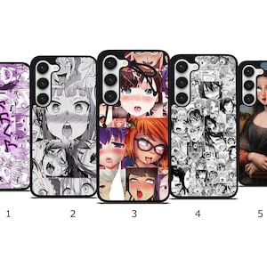 Puede incluir: Una colección de cinco fundas para teléfonos. Las fundas presentan varias ilustraciones de estilo anime, incluyendo un collage de caras y una versión modificada de la pintura de la Mona Lisa. Las fundas son negras con un módulo de cámara.