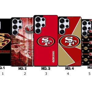 Könnte beinhalten: Fünf Handyhüllen mit Designs der San Francisco 49ers. Die Hüllen zeigen das Teamlogo auf schwarzem und rotem Hintergrund, ein Bild der Golden Gate Bridge und ein sich wiederholendes Logomuster. Jede Hülle ist nummeriert.