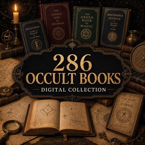 Op de afbeelding: Een digitale collectie van 286 occulte boeken met een open antiek boek met geometrische diagrammen, omringd door diverse vintage-stijl boeken getiteld The Lesser Key of Solomon, Hekateion, The Green Book of Magic en Philosophia Occulta.