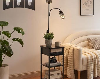 Lámpara de pie moderna con mesita auxiliar, cajón y luz de lectura ajustable.