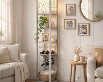 Lámpara de pie moderna gris con botellero y estantes, pantalla de lino.