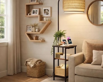 Lámpara de pie con pantalla de ratán, mesa auxiliar y estación de carga USB, iluminación moderna regulable.