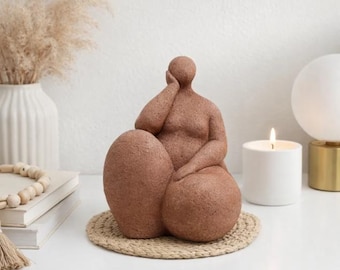 Estatua de mujer regordeta en resina de arenisca, escultura de arte abstracto femenino.