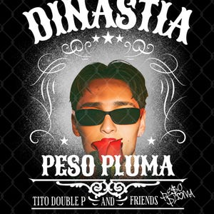 Könnte beinhalten: Schwarzes Grafikdesign mit einem Porträt einer Person mit Sonnenbrille, die eine rote Rose hält. Der Text "DINASTIA" steht oben, "PESO PLUMA" in der Mitte und "TITO DOUBLE P AND FRIENDS" unten.