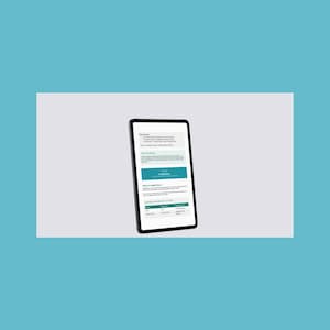 Könnte beinhalten: Ein schwarzes Tablet, das eine Webseite mit Text und einer türkisfarbenen Schaltfläche mit der Aufschrift "Google Docs" anzeigt. Das Tablet ist leicht nach links geneigt, vor einem weißen Hintergrund, mit einem hellblauen Hintergrund.
