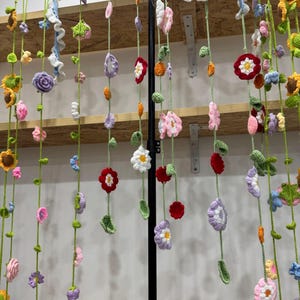 Puede incluir: Un letrero de madera hecho a mano con el texto "Welcome" en una fuente juguetona. El letrero presenta un fondo blanco desgastado y un marco de madera teñida oscura. Dimensiones: aproximadamente 30 cm de ancho y 15 cm de alto.