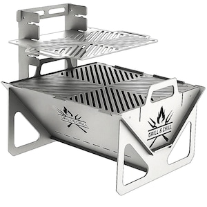 Può includere: Un barbecue a carbone portatile in metallo argentato con design a due livelli, dotato di una griglia di cottura principale e una griglia superiore per scaldare. I pannelli laterali presentano un'icona a fiamma e il testo Grill & Chill.