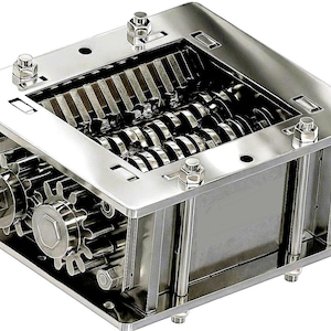 Könnte beinhalten: Ein industrieller Aktenvernichter aus Edelstahl. Der rechteckige Körper beherbergt rotierende Klingen, Zahnräder und Schrauben. Das metallische Design deutet auf ein robustes, mechanisches Gerät hin.