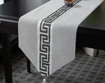 Chemin de table clé grec moderne avec glands, décoration de salle à manger grise élégante, écharpe de table basse zen minimaliste, cadeau de pendaison de crémaillère, linge de table