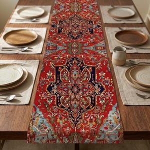 Puede incluir: Un juego de tres tazas de cerámica con un esmalte moteado de color crema. Cada taza presenta un diseño pintado a mano diferente: una hoja azul y verde, una flor amarilla y una baya roja. Las tazas tienen una forma simple y redondeada.