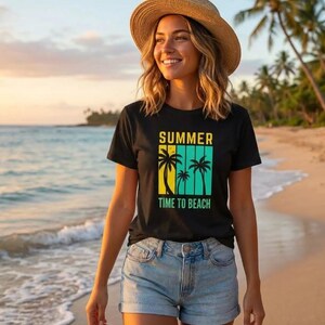 Könnte beinhalten: Ein schwarzes T-Shirt mit dem Text "SUMMER TIME TO BEACH" und einer Palmen-Grafik. Die Person trägt Jeansshorts und einen Strohhut und steht an einem Sandstrand mit Meereswellen im Hintergrund.