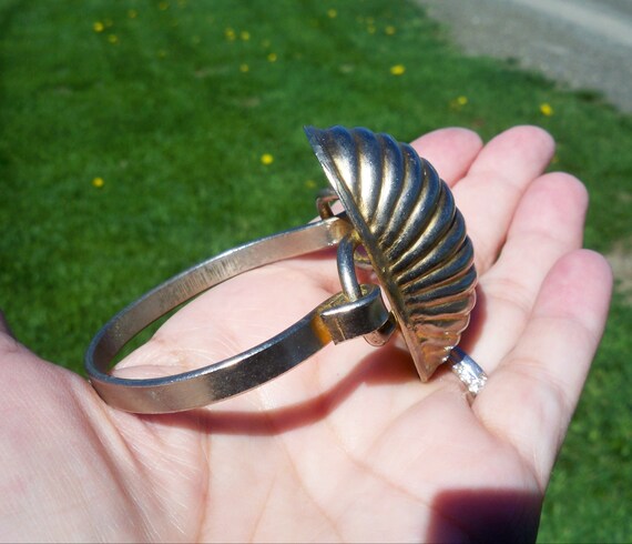 1970s Vintage Chunky Brass Seashell Cuff Bracelet - image 5