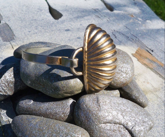 1970s Vintage Chunky Brass Seashell Cuff Bracelet - image 2