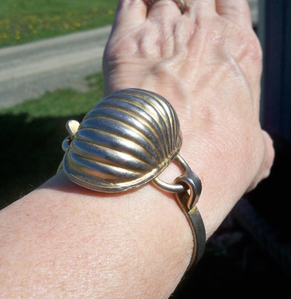 1970s Vintage Chunky Brass Seashell Cuff Bracelet - image 9