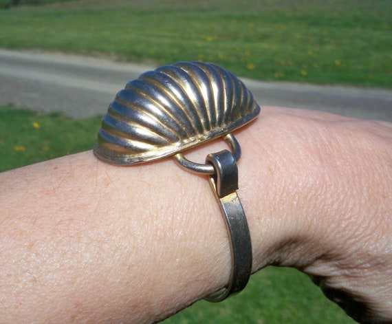 1970s Vintage Chunky Brass Seashell Cuff Bracelet - image 10