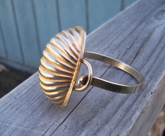 1970s Vintage Chunky Brass Seashell Cuff Bracelet - image 8