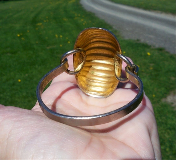 1970s Vintage Chunky Brass Seashell Cuff Bracelet - image 4