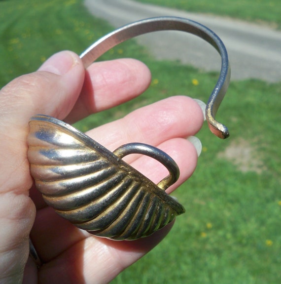 1970s Vintage Chunky Brass Seashell Cuff Bracelet - image 6