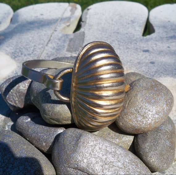 1970s Vintage Chunky Brass Seashell Cuff Bracelet - image 1