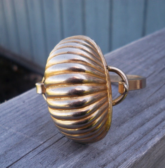 1970s Vintage Chunky Brass Seashell Cuff Bracelet - image 7