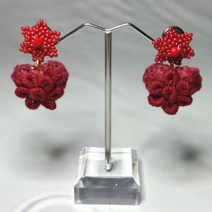 Aretes de corazón rococó, cuentas huicholes artesanales y diseño floral de Chiapas, regalo artesanal único para ella, Aretes bordados