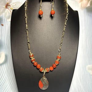 Puede incluir: Un juego de tres tazas de cerámica con un acabado mate moteado. Las tazas son en tonos crema, gris claro y gris oscuro. Cada taza tiene un diseño simple y minimalista, perfecto para café o té.