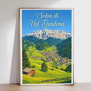 Può includere: Un poster da viaggio incorniciato con una vista panoramica di Selva di Val Gardena, Italia. L'opera raffigura una valle con un villaggio incastonato tra verdi colline e alte montagne sotto un cielo azzurro. Il poster ha una cornice in legno.