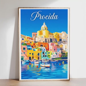 Op de afbeelding: Een ingelijste kunstdruk met het Italiaanse eiland Procida. De afbeelding toont kleurrijke gebouwen, een kerk en boten op het water onder een helderblauwe lucht. Het woord "Procida" staat in sierlijke letters bovenaan.